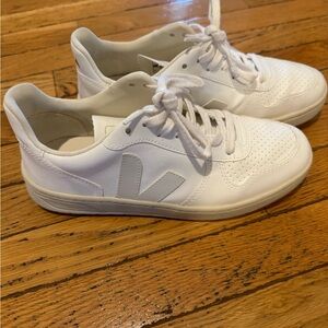 Veja V-10 size 10 women’s